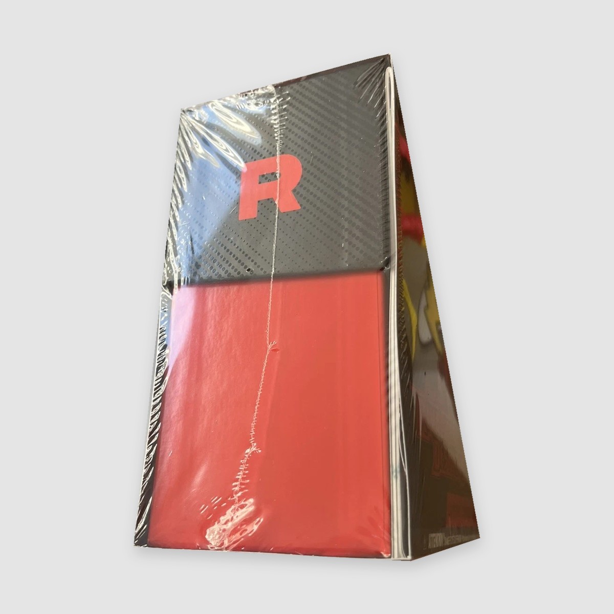 ETB Rivalités Destinées EV10 français, vue latérale avec logo Team Rocket et scellage sur fond gris