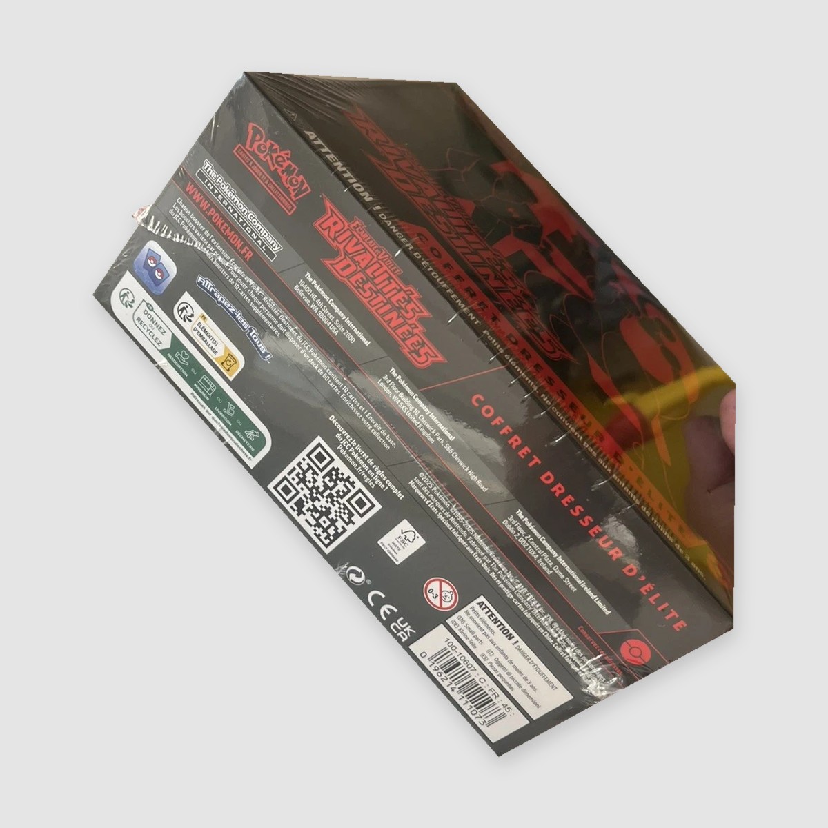 ETB Pokémon Rivalités Destinées EV10, vue du dessous et des références du coffret scellé sur fond gris