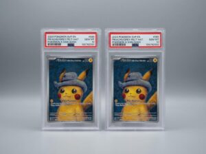 Deux cartes anglaises Pikachu with Grey Felt Hat 085, présentées côte à côte dans des boîtiers PSA notés 10 sur fond gris.