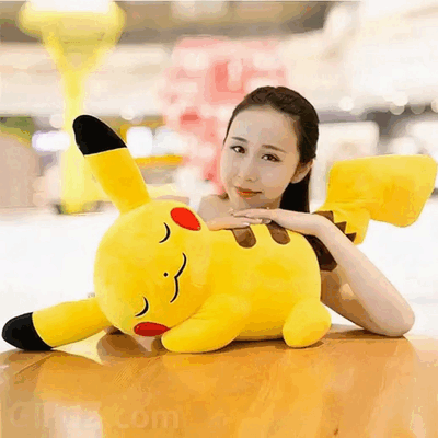 Une pause avec une peluche Pikachu — GIF animé Pokémon
