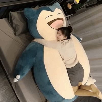 Un câlin à une peluche Ronflex — GIF animé Pokémon